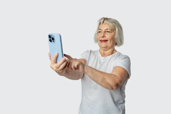 Yaşlarda Canlı Sarışın Bir Kadın Beyaz Tişört Giyiyor Cep Telefonuyla — Stok fotoğraf