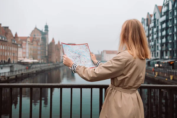 Çekici Genç Bayan Turist Yeni Şehri Keşfediyor Sarışın Kız Gdansk — Stok fotoğraf