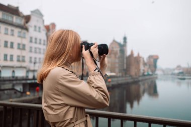 Gezgin, seyahat eden Kafkas 'lı genç kadın ya da kız fotoğraf makinesi kullanıyor, eski şehir sokağı, şehir turizmi. Tatil ya da tatil, hobi konsepti.. 