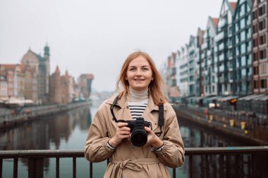Gezgin, seyahat eden Kafkas 'lı genç kadın ya da kız fotoğraf makinesi kullanıyor, eski şehir sokağı, şehir turizmi. Tatil ya da tatil, hobi konsepti.. 