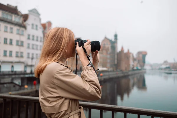游人白种人年轻女子或女孩用相机拍照 老城区街 城市旅游 假日旅行或假期 业余爱好概念 — 图库照片