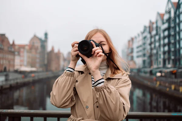 여행자 여행하는 백인젊은 소녀는 카메라를 사용하여 도시의 사진을 찍는다 — 스톡 사진