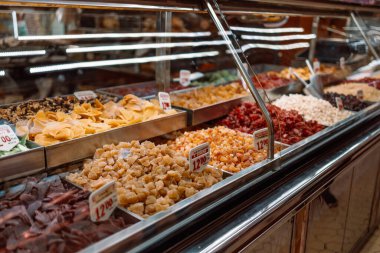 Spains en eski pazarlardan biri. La Boqueria 'da. Farklı kuru meyve ve fıstıklarla dolu kocaman bir tezgah. Farklı kuru yiyeceklerle dolu sağlıklı bir tezgah. Diyet çerez pazarı. 