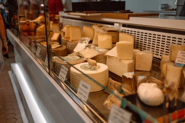 Boqueria Marketでのチーズの多様性 健康的なスナック屋台のさまざまな乾燥食品がいっぱいです ダイエットスナック市場 スペインのバルセロナ — ストック写真