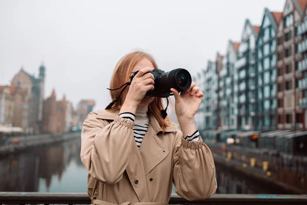 Utazó Utazás Kaukázusi Fiatal Vagy Lány Használata Kamera Fotózás Óvárosi — Stock Fotó