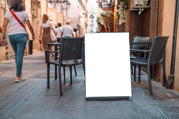 Zamknij Pusty Biały Plakat Pobliżu Kawiarni Lub Restauracji Kontekst Makiety — Zdjęcie stockowe