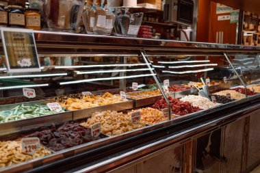 Spains en eski pazarlardan biri. La Boqueria 'da. Farklı kuru meyve ve fıstıklarla dolu kocaman bir tezgah. Farklı kuru yiyeceklerle dolu sağlıklı bir tezgah. Diyet çerez pazarı. 