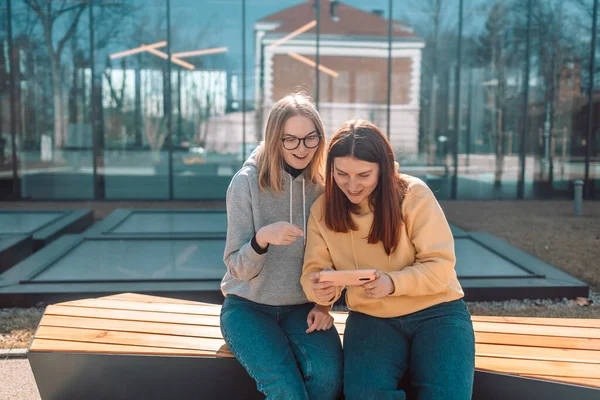 Tatlı Genç Kız Arkadaş Şehirde Selfie Çekerken Eğleniyorlar Krakow Polonya — Stok fotoğraf