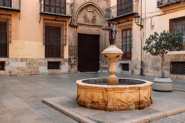 Starożytna Marmurowa Fontanna Posągiem Starożytnym Centrum Walencji Hiszpania — Zdjęcie stockowe