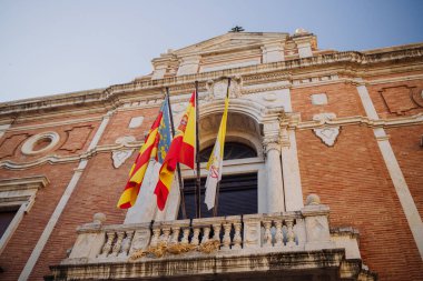 Katalan ve İspanyol bayrağı eski bir binada rüzgarda dalgalanıyor. Valencia, İspanya.