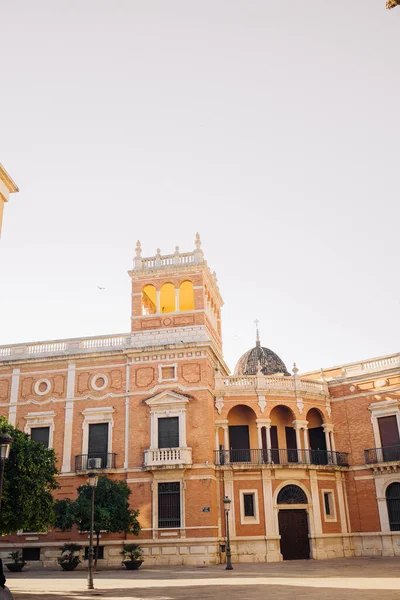 バレンシアスペインの旧市街の美しい建物のヴィンテージファサード — ストック写真