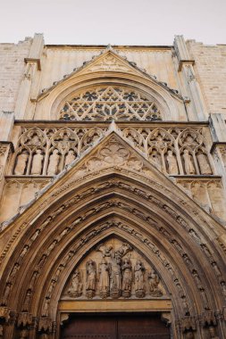 Valencia, İspanya - 15 Ekim 2022 Valencia Katedrali Kutsal Bakire Meydanı 'nda. Şehir manzarası. Antik Mimari, Tuğla Ev.