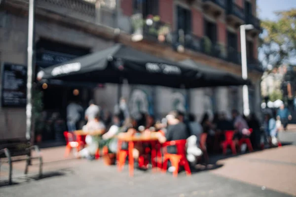 屋外カフェやレストランのぼやけた抽象的な背景 テーブルと椅子付きの屋外カフェ バレンシアスペインの午後のストリートカフェ お客様はカフェの外のテラスエリアのテーブルに座る — ストック写真