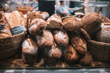 Süpermarketteki ekmek raflarına odaklan. Alman fırınında lezzetli somunlar.