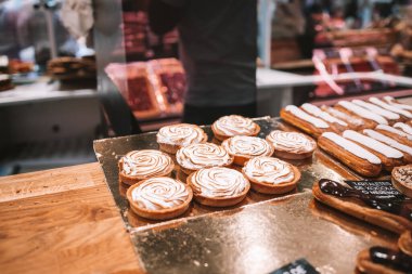 Pastanede, pastanede ya da pastanenin önünde sergilenen ve raflarda krema ile kaplanmış bir sürü pasta ve turta ile dolu bir vitrin. Seçici Odaklanma. Yüksek