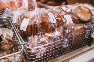 İspanya fırınında taze pişmiş gurme ekmekleri satılıyor. Yüksek kalite fotoğraf