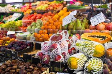 Barcelona 'nın en ünlü pazarı La Boqueria' daki meyve ve sebze tezgahı. Avrupa 'nın hala var olan en eski pazarlarından biri. 1217 'de kuruldu. Yüksek kalite fotoğraf