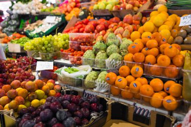 Barcelona 'nın en ünlü pazarı La Boqueria' daki meyve ve sebze tezgahı. Avrupa 'nın hala var olan en eski pazarlarından biri. 1217 'de kuruldu. Yüksek kalite fotoğraf