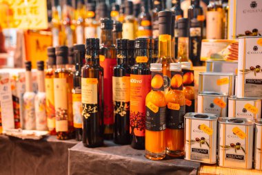 İspanya, BARCELONA, 14 Ekim 2022 - İspanya 'nın Barcelona kentindeki La Boqueria Market' te yerel zeytinyağı ve diğer ürünlerle oyalayın. Yüksek kalite fotoğraf