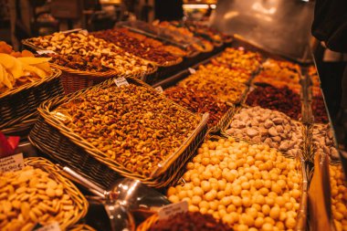 La Boqueria, Barcelona 'daki markette kurutulmuş meyve. 