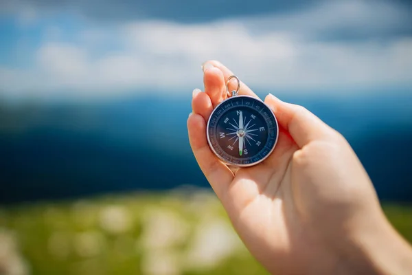 Wanderer Mit Kompass Auf Der Suche Nach Dem Richtigen Weg — Stockfoto