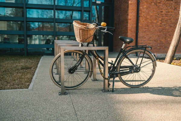 Schöne Schwarze Damenfahrräder Stehen Auf Einem Parkplatz Einer Stadtstraße Hochwertiges — Stockfoto
