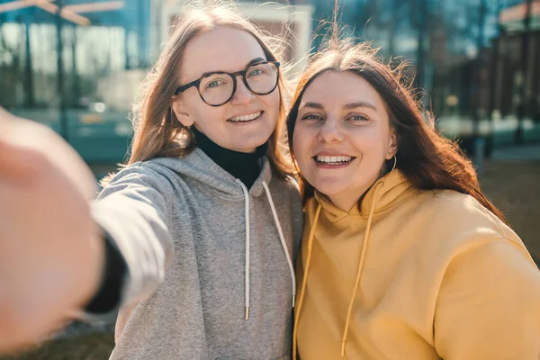 Parkta Selfie Çekerken Eğlenen Iki Heyecanlı Genç Kız Yüksek Kalite — Stok fotoğraf