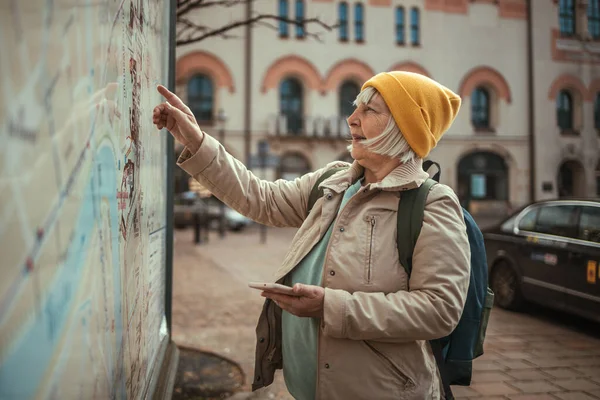 Porträt Einer Schönen Lächelnden Seniorin Die Ein Mobiltelefon Der Stadtstraße — Stockfoto