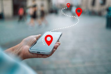 Cep telefonunda navigasyon uygulaması kullanan bir turist. Yüksek kalite fotoğraf