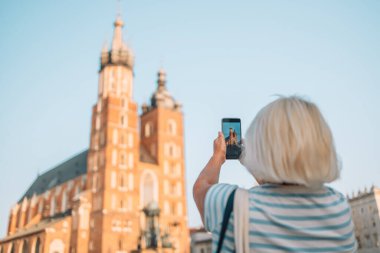 Güzel Krakow pazar meydanı, Polonya, Avrupa. Krakow Market Meydanı 'nın akıllı telefonlu fotoğrafı, Krakow, Polonya. Yüksek kalite fotoğraf