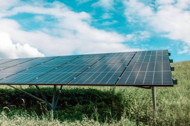 Gökyüzü arka planındaki güneş panelleri. Güneş enerjisi santrali. Mavi güneş panelleri. Alternatif elektrik kaynağı. Güneş çiftliği. Yüksek kalite fotoğraf