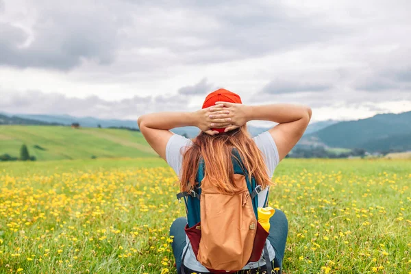 塔里山中的年轻女子带着绿草望着美丽的群山 五彩斑斓的风景与躺着的女孩 旅行和旅游 — 图库照片