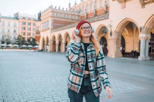 Akıllı Telefon Kulaklık Kullanarak Gülümseyen Genç Sarışın Kadın Avrupa Krakow — Stok fotoğraf