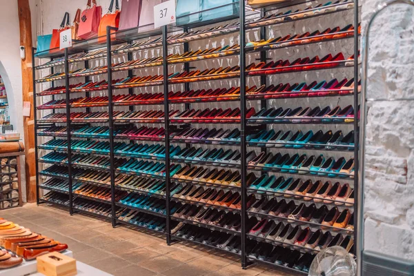 豪華な店で棚の上に明るい色の女性の靴 高品質の写真 — ストック写真