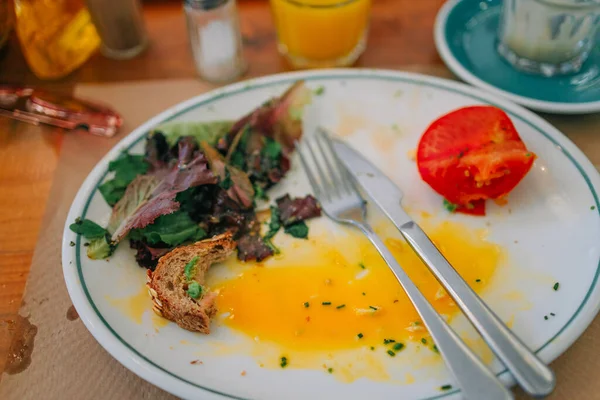 Schmutziger Teller Mit Essensresten Nach Dem Frühstück Gebratene Eier Gebratene — Stockfoto