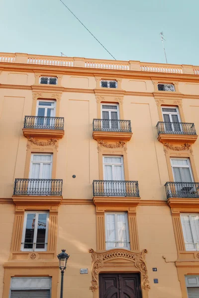 スペインのバルセロナで窓やバルコニー付きの典型的な建物のファサード 高品質の写真 — ストック写真