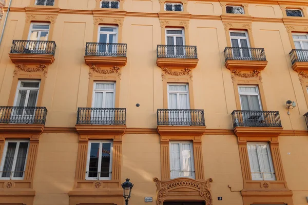 スペインのバルセロナで窓やバルコニー付きの典型的な建物のファサード 高品質の写真 — ストック写真