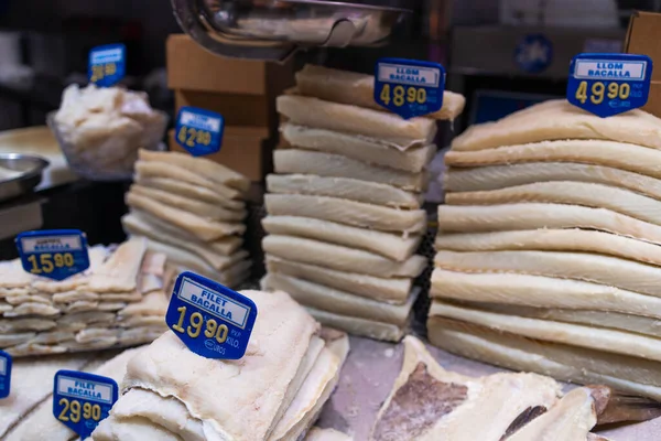 스페인 바르셀로나의 시장에 소금에 바칼라 국물로 — 스톡 사진