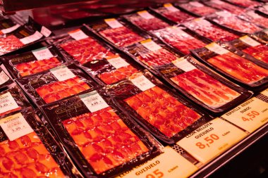 İspanyol geleneksel iberico jamon prosciutto premium eti ünlü pazarda. Barselona, Katalonya, İspanya. Yüksek kalite fotoğraf