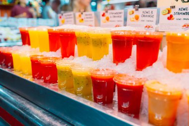 Renkli tropikal meyve suyu, market tezgahında buzlu taze soğuk içecekler, yakın plan fotoğraf. Yüksek kalite fotoğraf