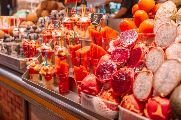 Renkli Meyve Salataları Spanyol Pazarında Sağlıklı Atıştırmalıklar Içecekler Yüksek Kalite — Stok fotoğraf