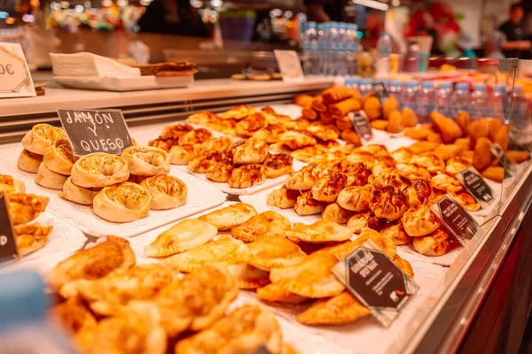 Вкусный Хлеб Прекрасной Испанской Пекарне Различные Виды Хлеба Хлебобулочных Полках — стоковое фото
