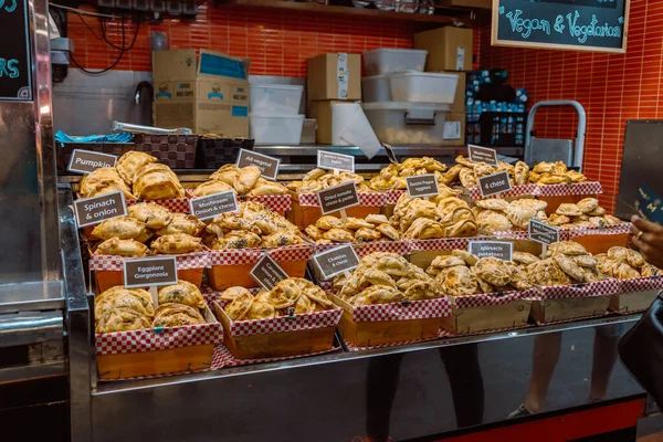 Вкусный Хлеб Прекрасной Испанской Пекарне Различные Виды Хлеба Хлебобулочных Полках — стоковое фото