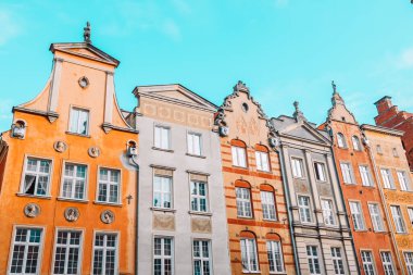 Gdansk 'taki eski kasabanın mimarisi. Şafakta belediye binası, Polonya. Gdansk, güzel mimarisi ile Polonya Pomeranya 'nın tarihi başkentidir. Yüksek kalite fotoğraf