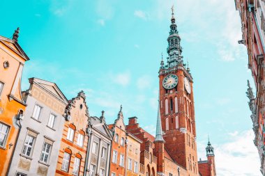 Gdansk 'taki eski şehrin güzel mimarisi ve Polonya belediye binası. Yüksek kalite fotoğraf