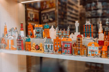 Renkli seramik evler, Gdansk, Polonya 'daki bir mağazanın vitrininde bulunan ünlü hatıra minyatürü, klasik konut arka planı. Yüksek kalite fotoğraf