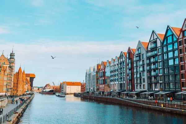 Güneş doğarken Motlawa nehrinin üzerinde güzel eski bir kasabayla Gdansk, Polonya.