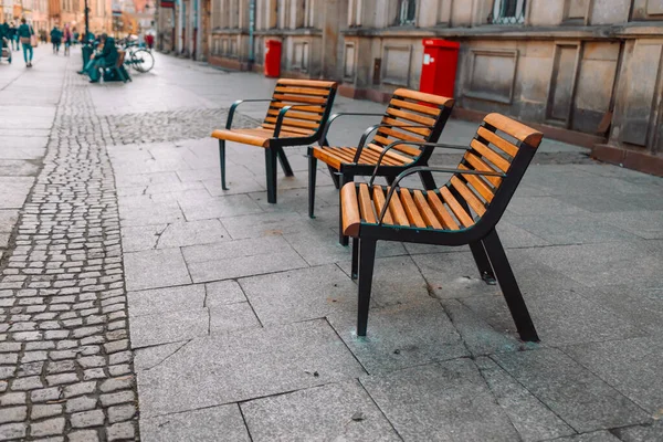 ポーランド グダニスクの街の通りに屋外快適な通りの家具の椅子とテーブルの閉鎖 — ストック写真
