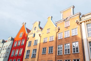 Gdansk 'taki eski kasabanın mimarisi. Şafakta belediye binası, Polonya. Gdansk, güzel mimarisi ile Polonya Pomeranya 'nın tarihi başkentidir. Yüksek kalite fotoğraf
