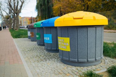 Atık Ayıklama ve Geri Dönüşüm Konsepti. Bir çevreye önem vermek, çöpü farklı kıtalara ayırmak.